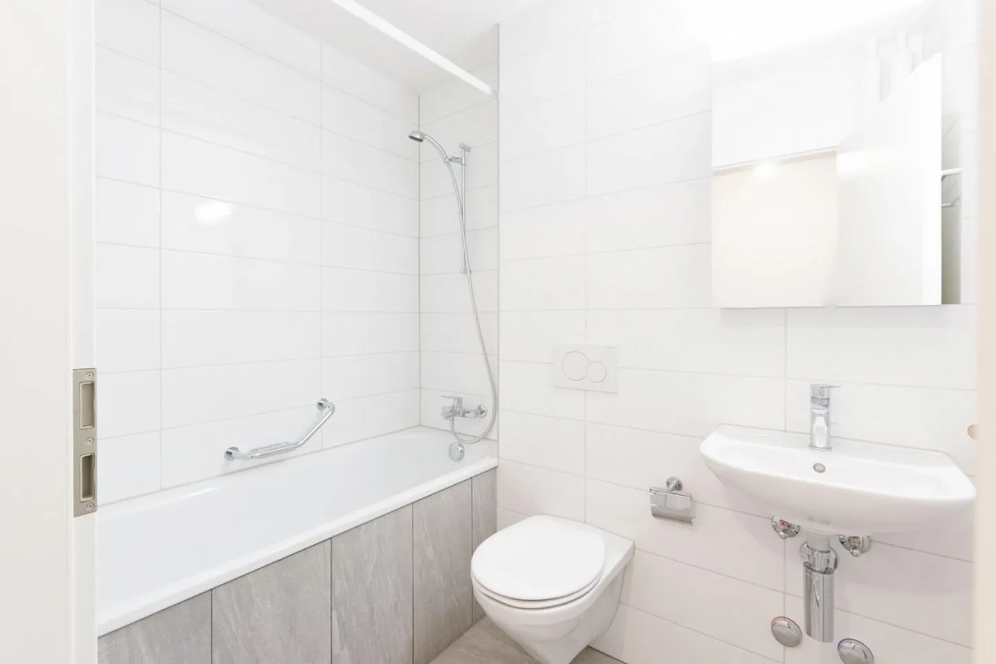 Dreamlike Modern Apartment - Photo 4 of 5