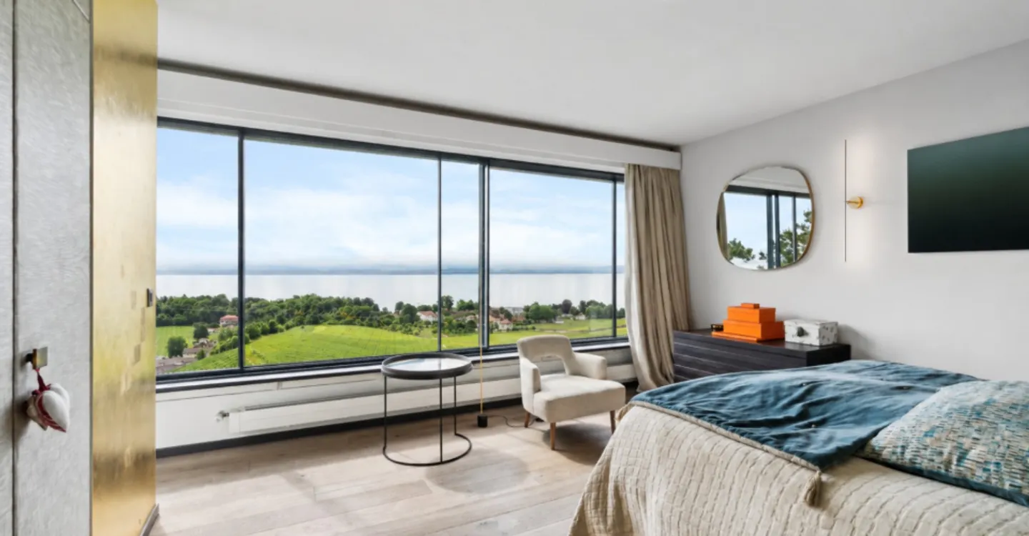 Villa contemporanea con vista panoramica sul lago e piscina interna - Foto 1 di 10