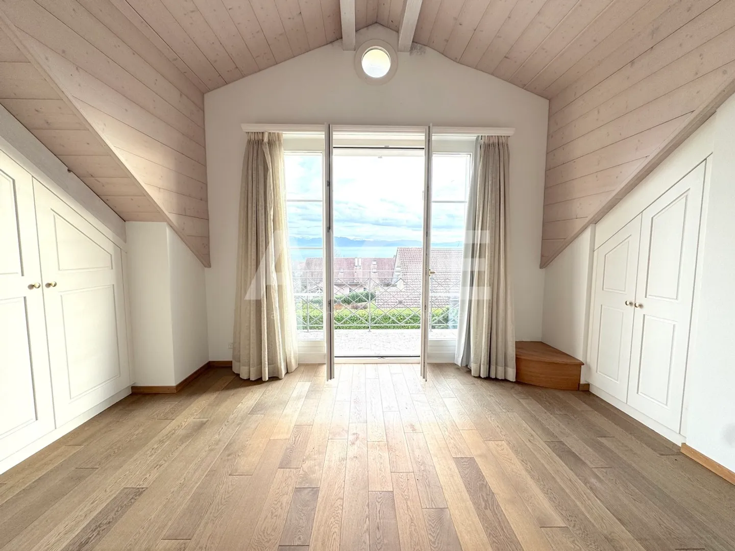 Elegante Villa mit Atemberaubendem Blick - Foto 8 von 10