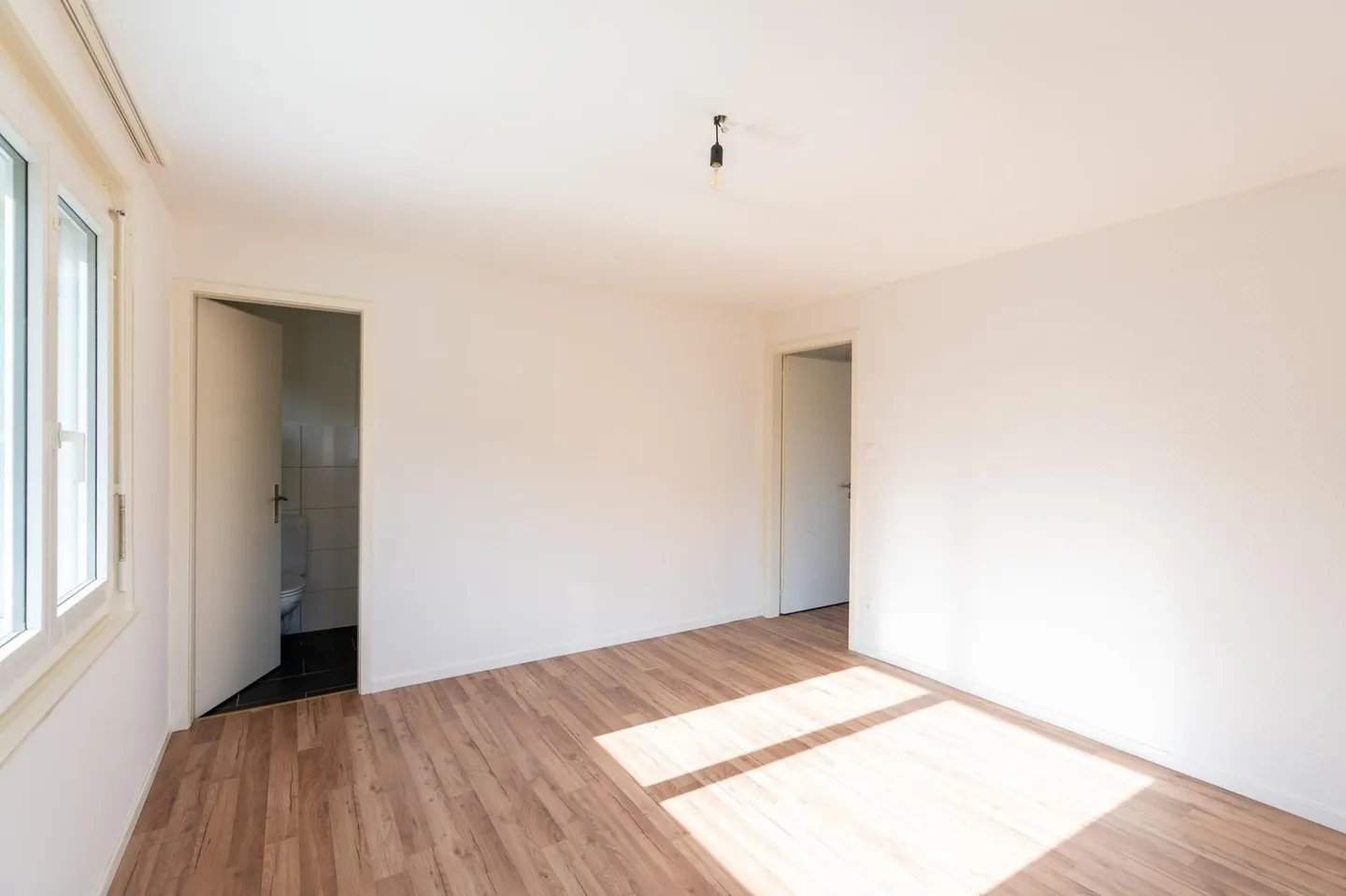 Renovated and bright 2.5-room apartment with balcony - Photo 4 of 11