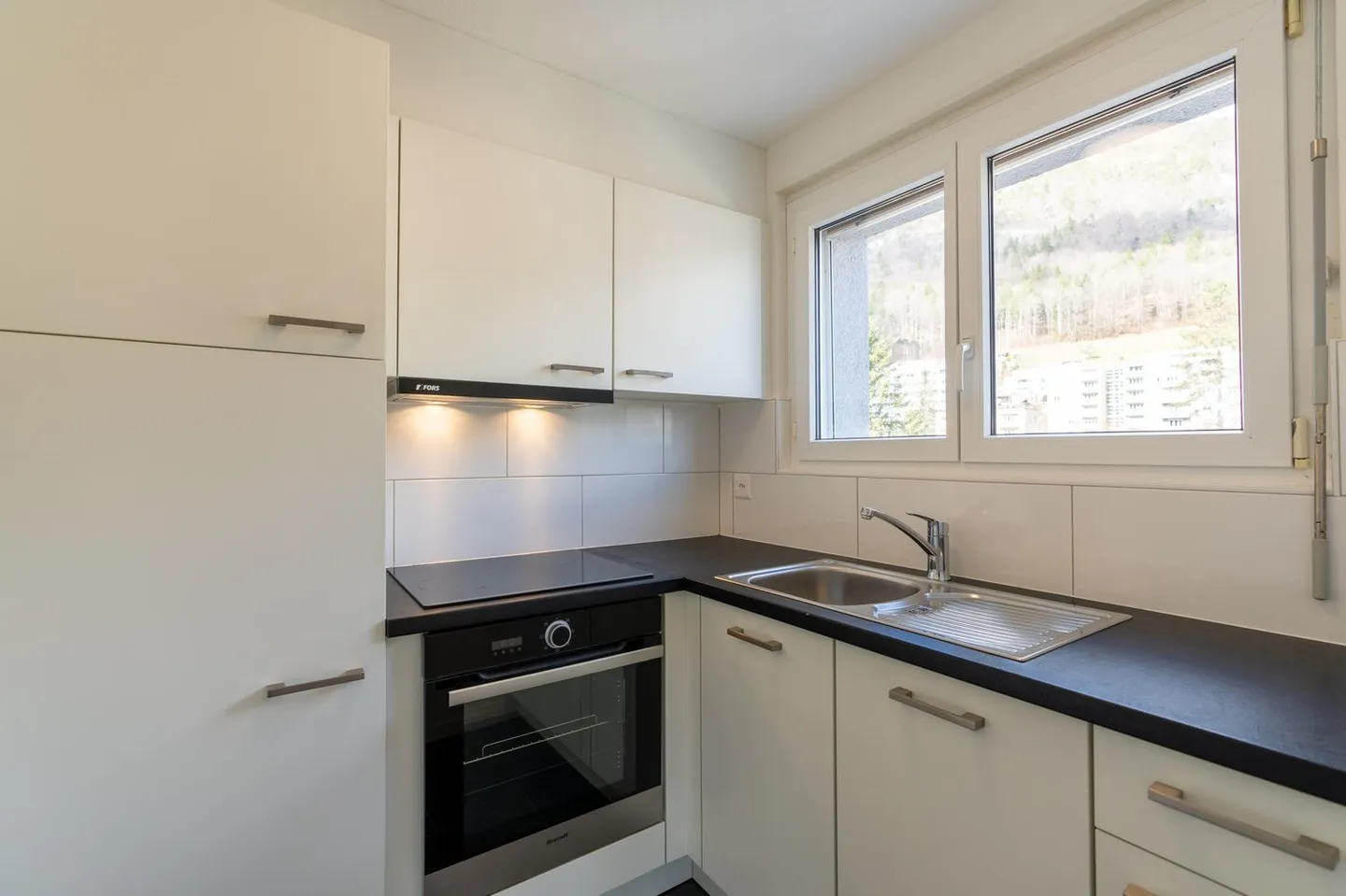 Renovated and bright 2.5-room apartment with balcony - Photo 5 of 11