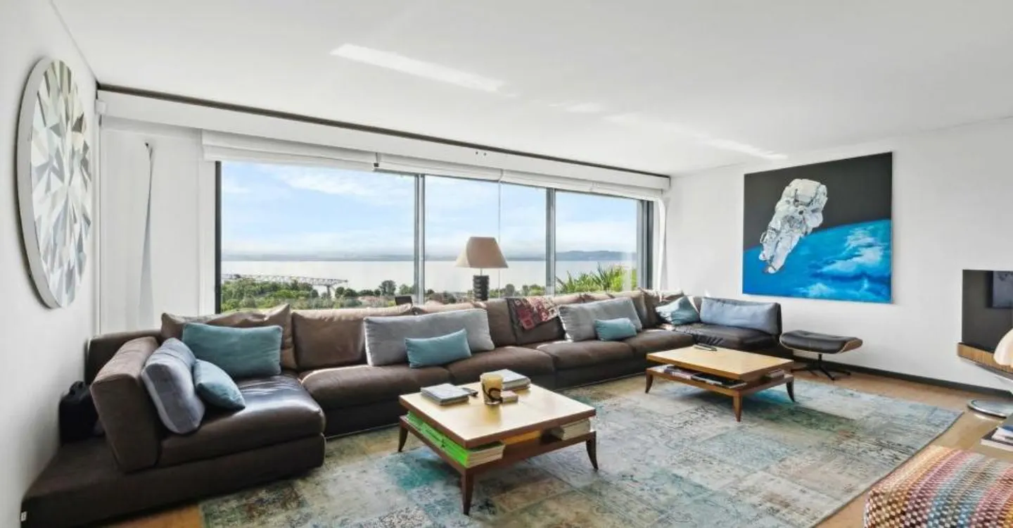 Villa contemporanea con vista panoramica sul lago e piscina interna - Foto 3 di 10