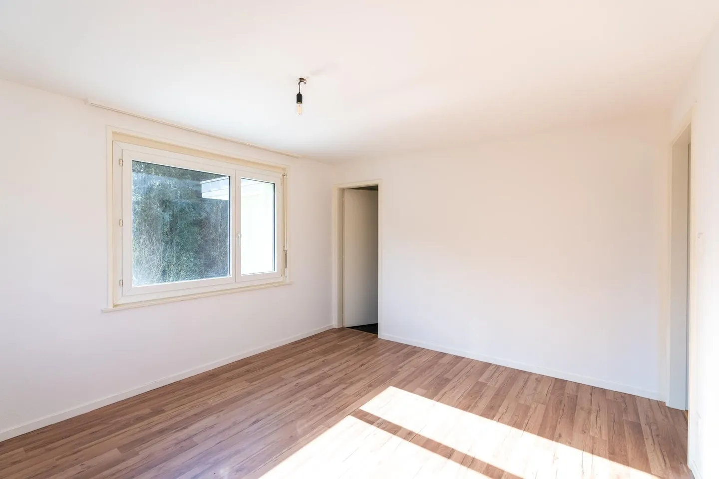 Renovated and bright 2.5-room apartment with balcony - Photo 3 of 11