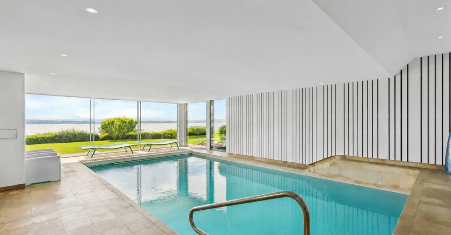 Villa contemporanea con vista panoramica sul lago e piscina interna - Foto 4 di 10