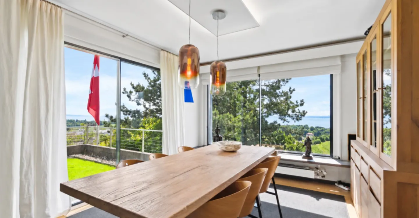 Villa contemporanea con vista panoramica sul lago e piscina interna - Foto 5 di 10