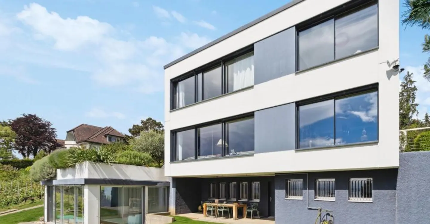 Villa contemporanea con vista panoramica sul lago e piscina interna - Foto 6 di 10