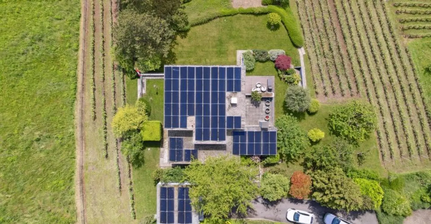Villa contemporanea con vista panoramica sul lago e piscina interna - Foto 9 di 10