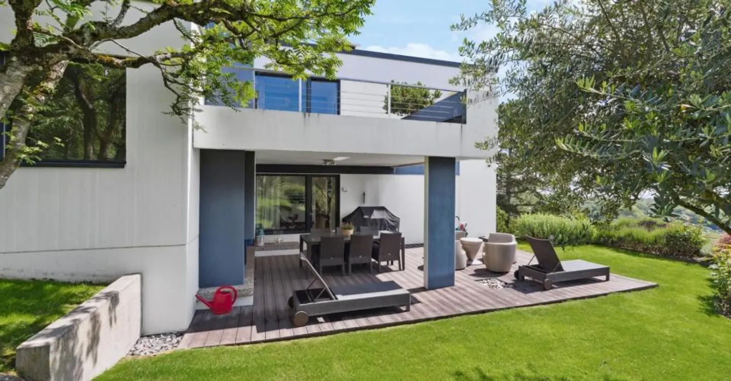 Villa contemporanea con vista panoramica sul lago e piscina interna - Foto 7 di 10