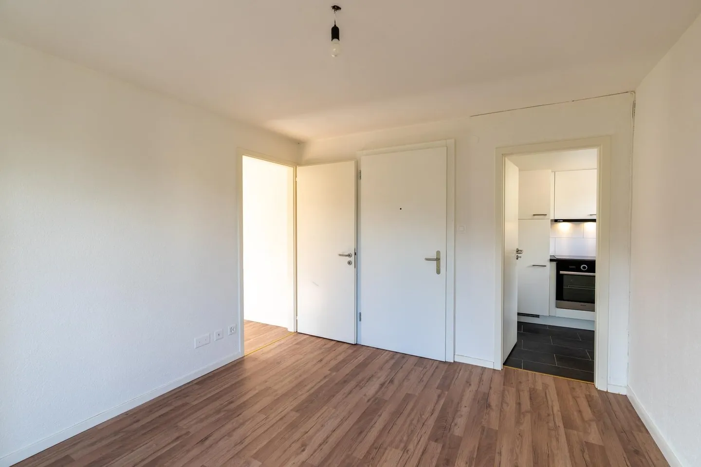 Renovated and bright 2.5-room apartment with balcony - Photo 8 of 11