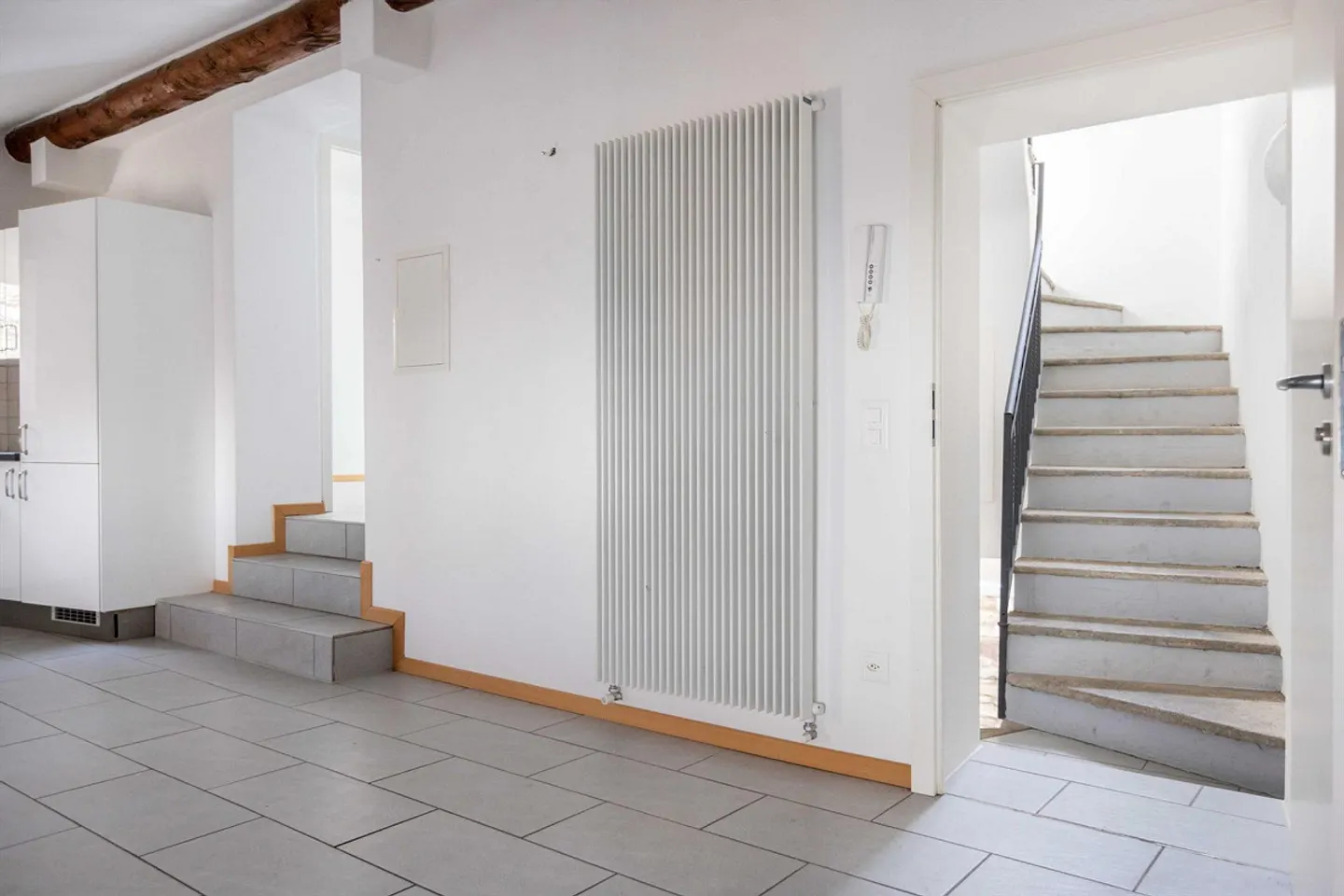 GERÄUMIGES HAUS MIT 4 RENOVIERTEN WOHNUNGEN IN SONVICO - Foto 12 von 13