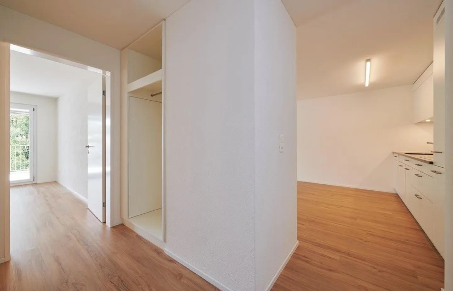 Bella casa nel verde con un grande balcone - Foto 6 di 8