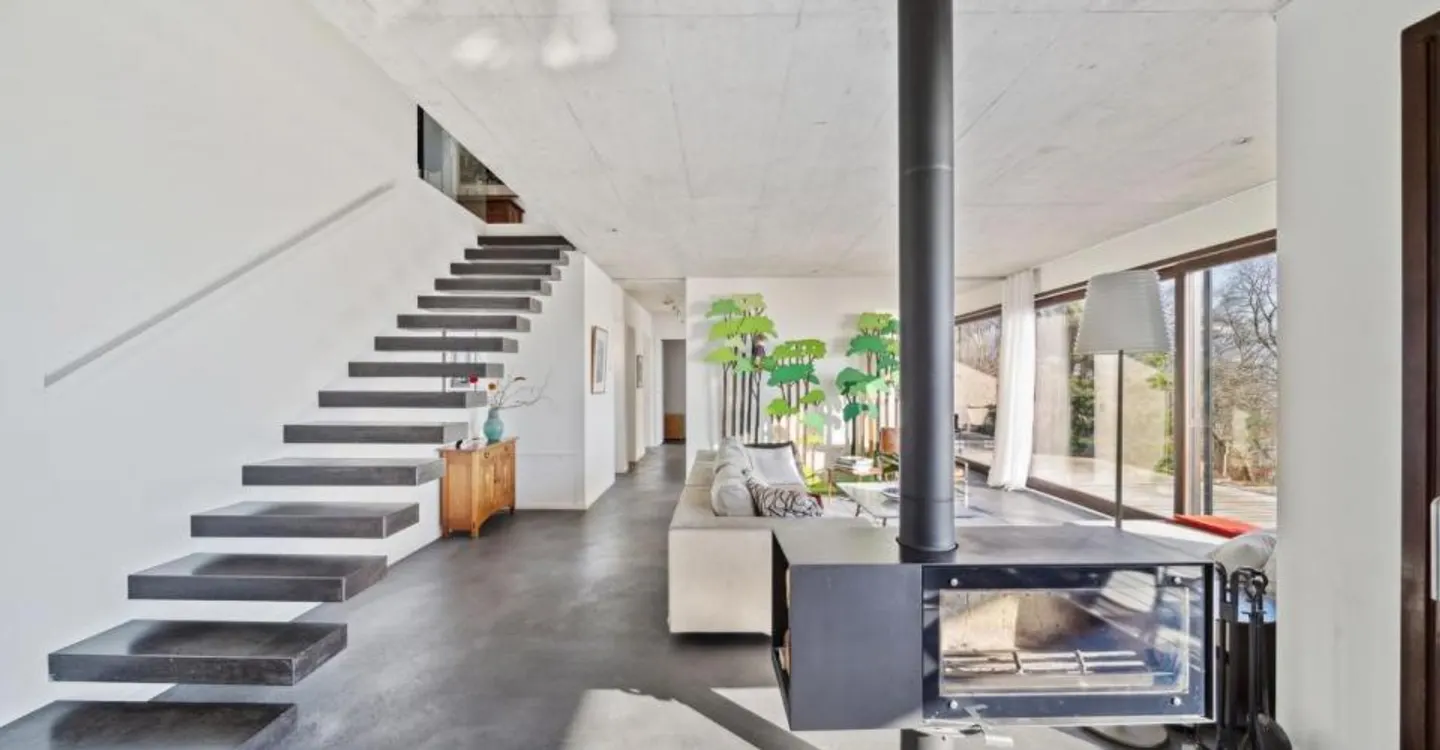 Unique - Contemporary design between sky and lake - Photo 1 of 10