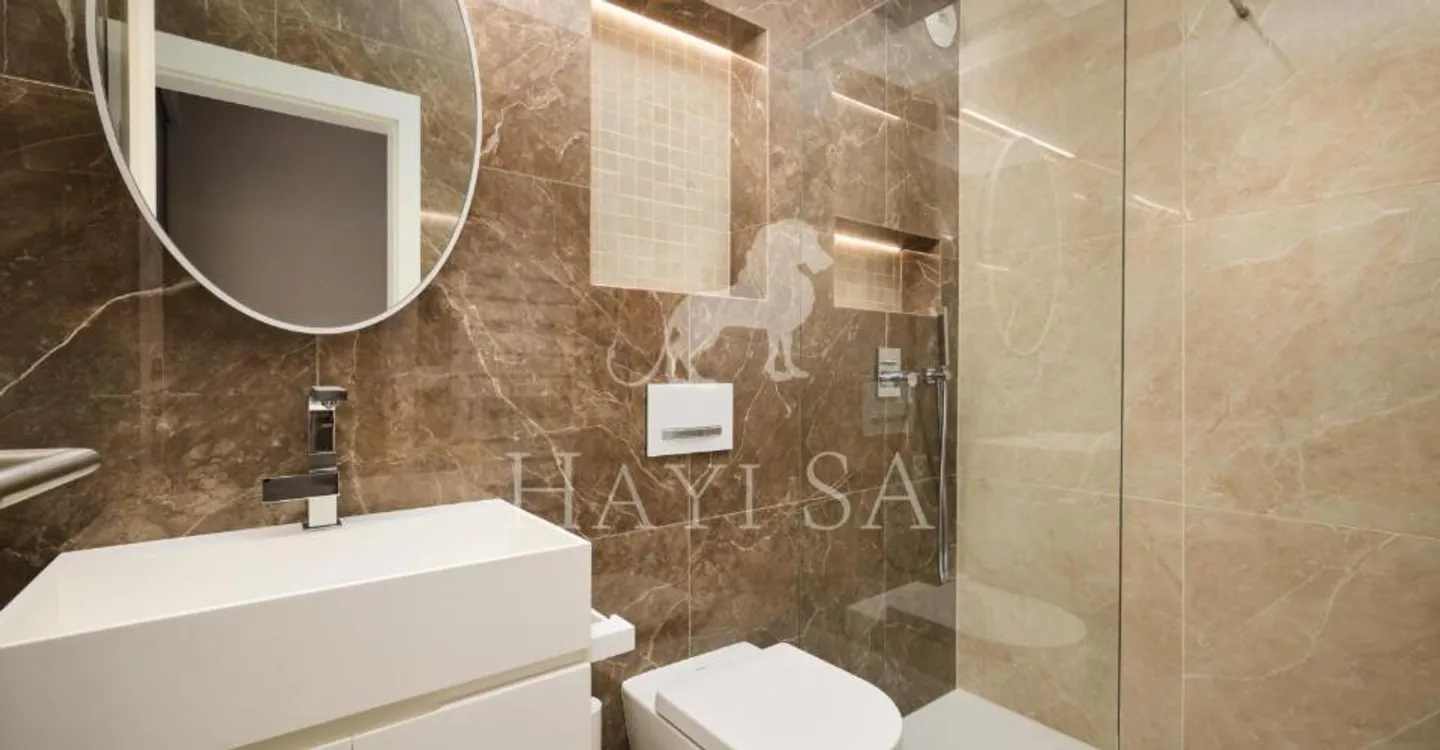 Appartamento lussuoso di 125m2 con balcone e vista dominante - Foto 7 di 9