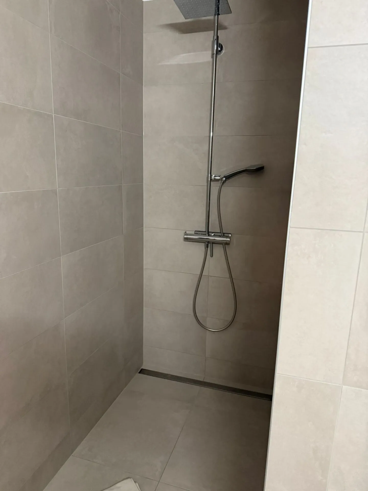 Appartamento moderno di 4½ locali con terrazza a Visp - affitto a lungo termine - Foto 9 di 13