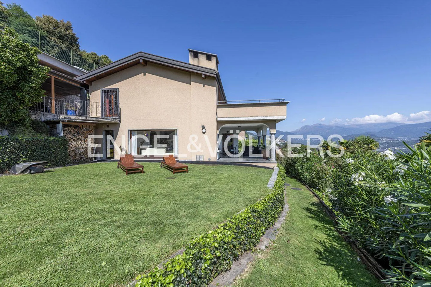 Villa accogliente con grande giardino e vista lago - Foto 1 di 13
