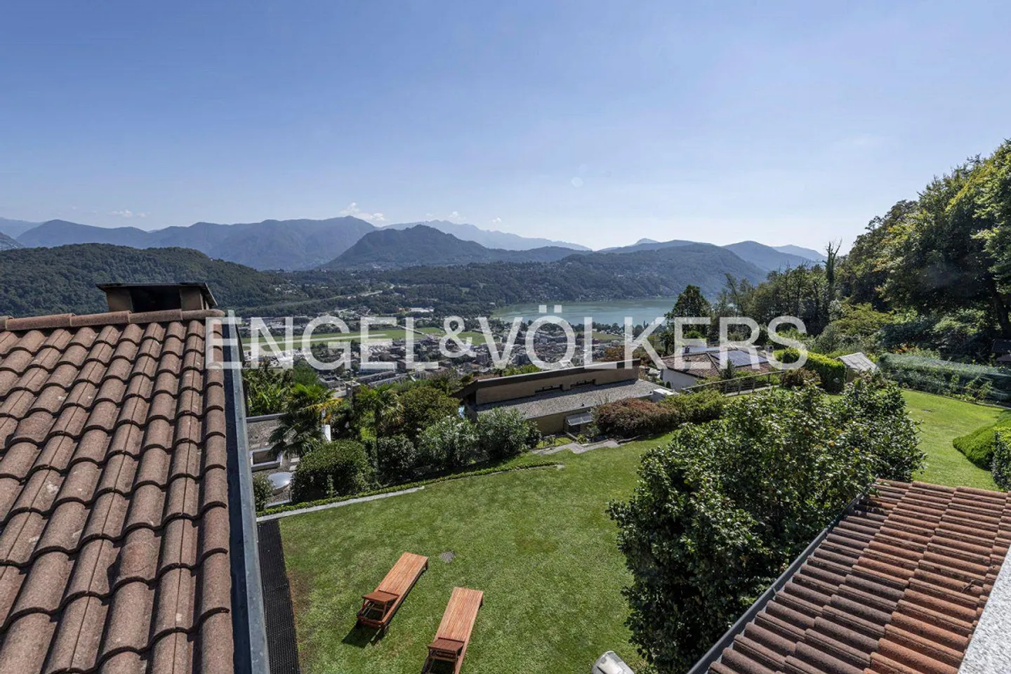 Villa accogliente con grande giardino e vista lago - Foto 2 di 13