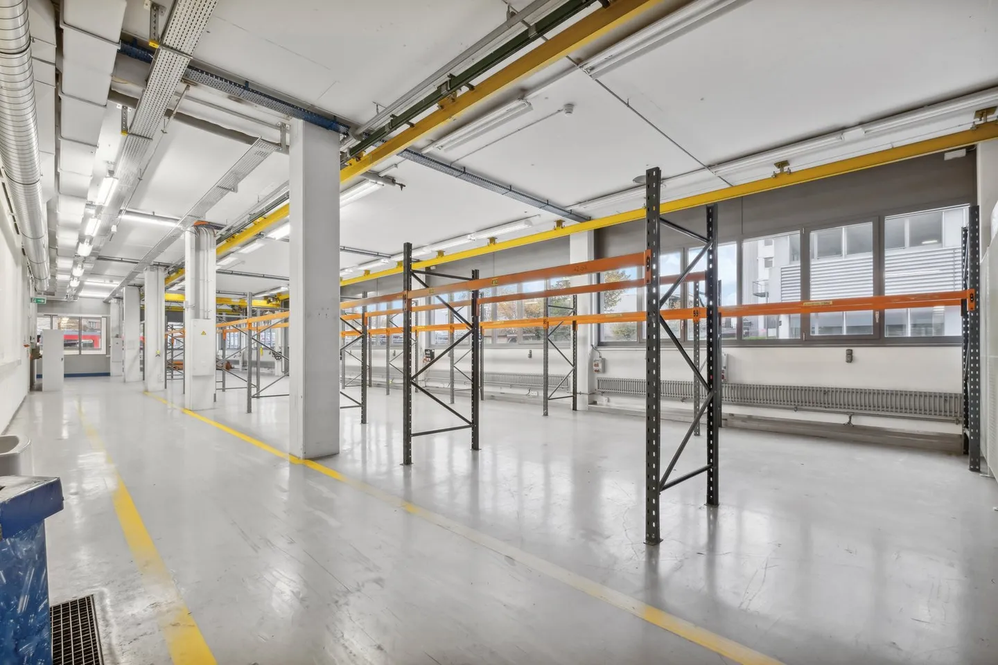 Mixed-use building for rent - Photo 7 of 7