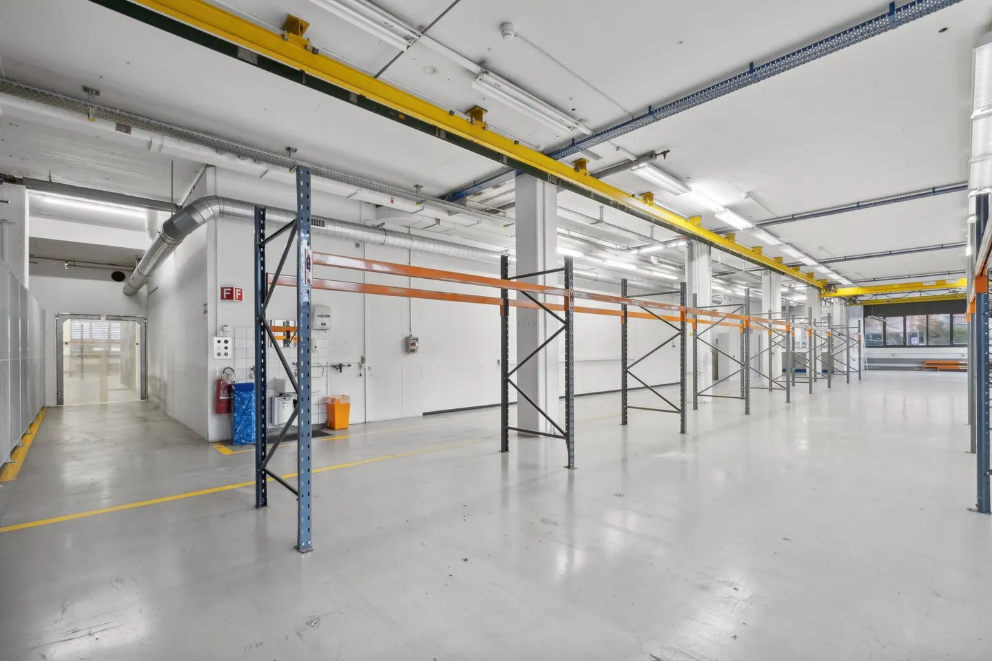 Mixed-use building for rent - Photo 1 of 7