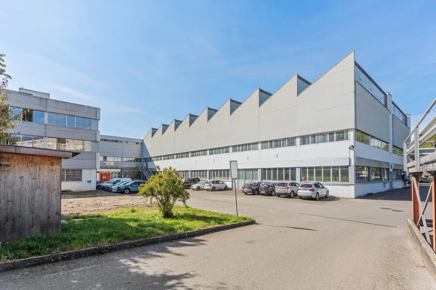 Mixed-use building for rent - Photo 3 of 7