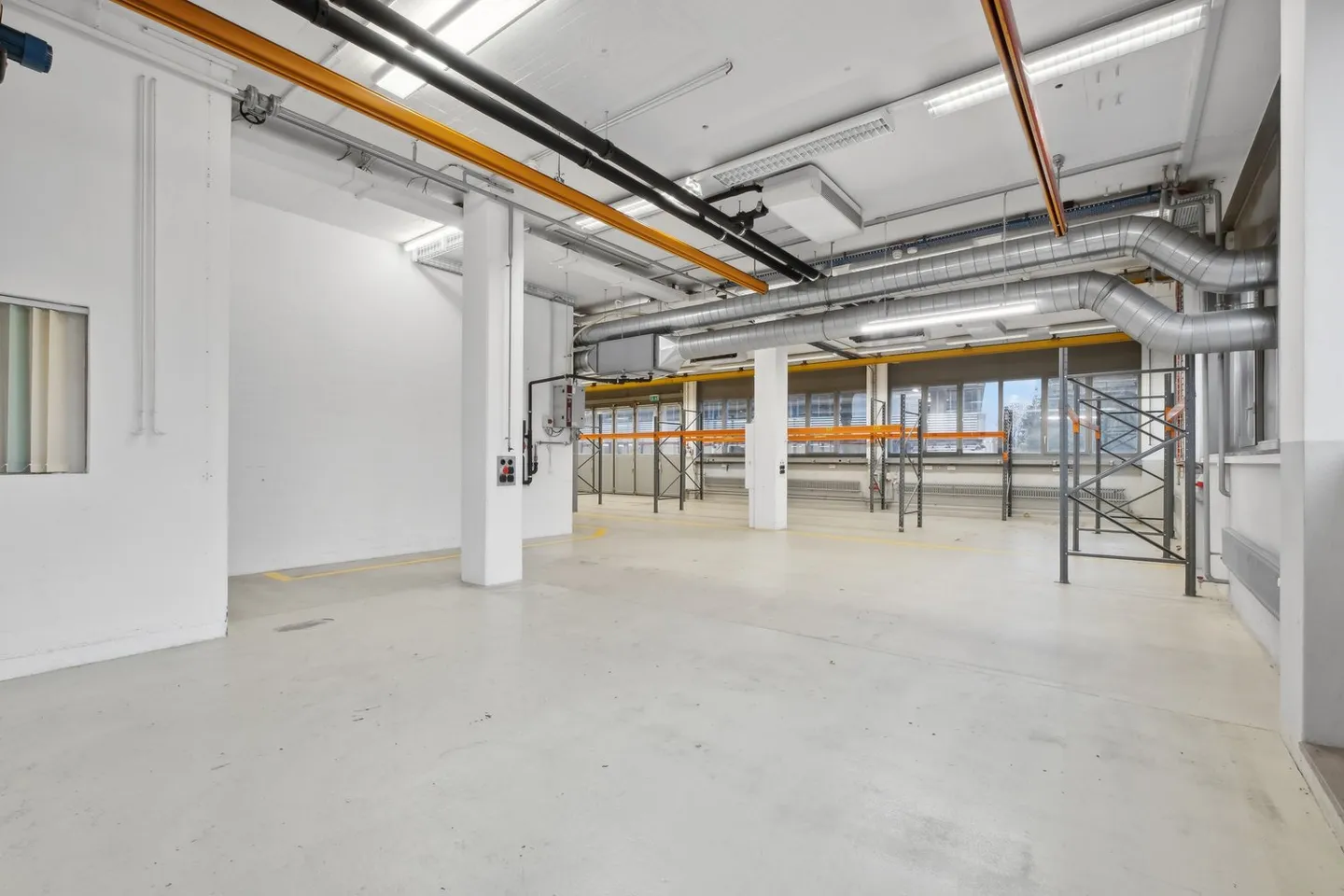 Mixed-use building for rent - Photo 4 of 7