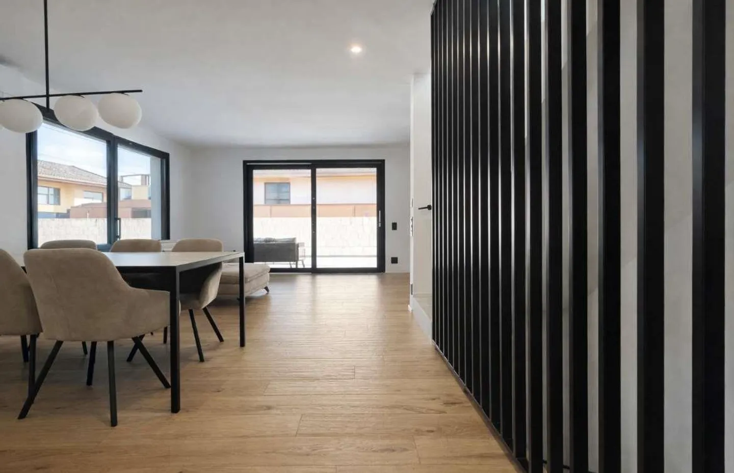 Casa Elegante di Alto Livello con Giardino e Piscina - Foto 6 di 13