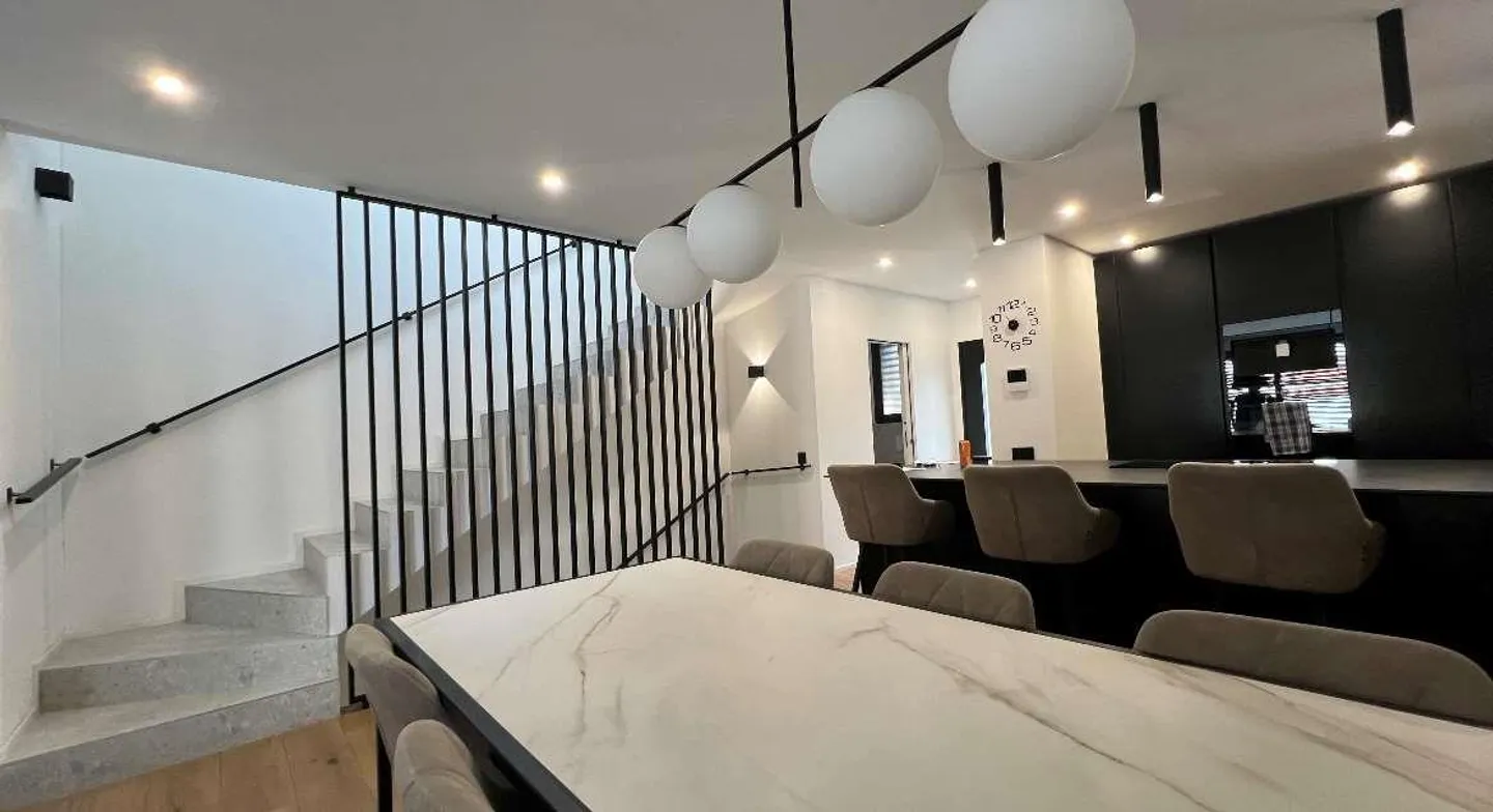 Casa Elegante di Alto Livello con Giardino e Piscina - Foto 7 di 13