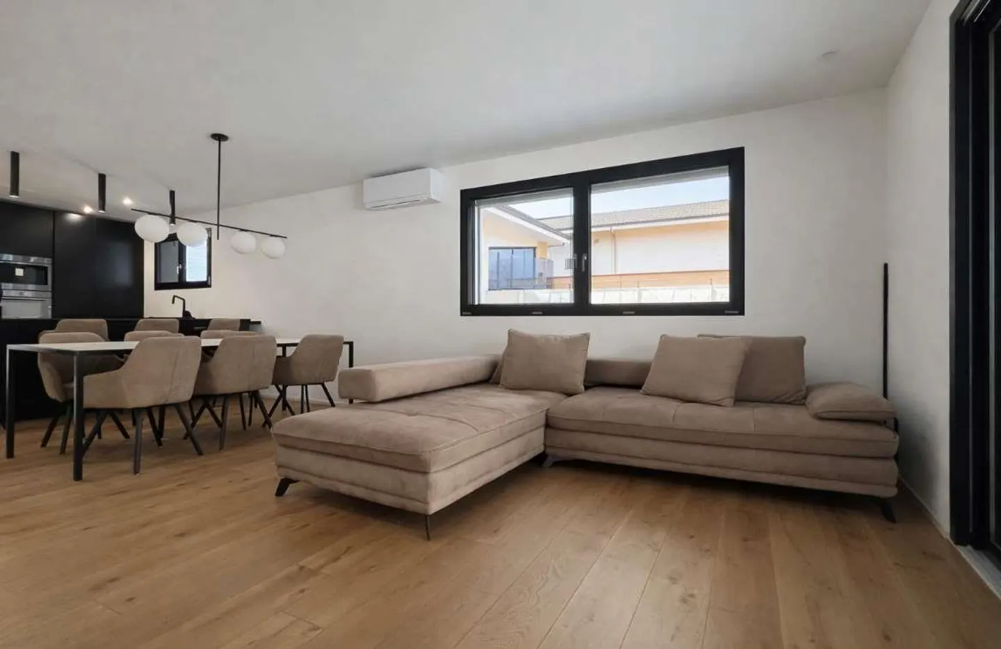 Casa Elegante di Alto Livello con Giardino e Piscina - Foto 8 di 13