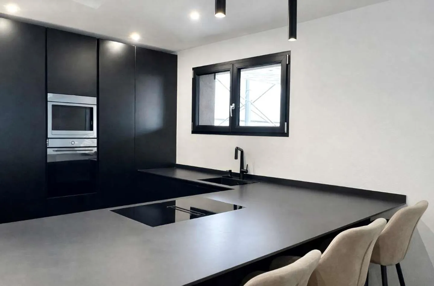 Casa Elegante di Alto Livello con Giardino e Piscina - Foto 10 di 13