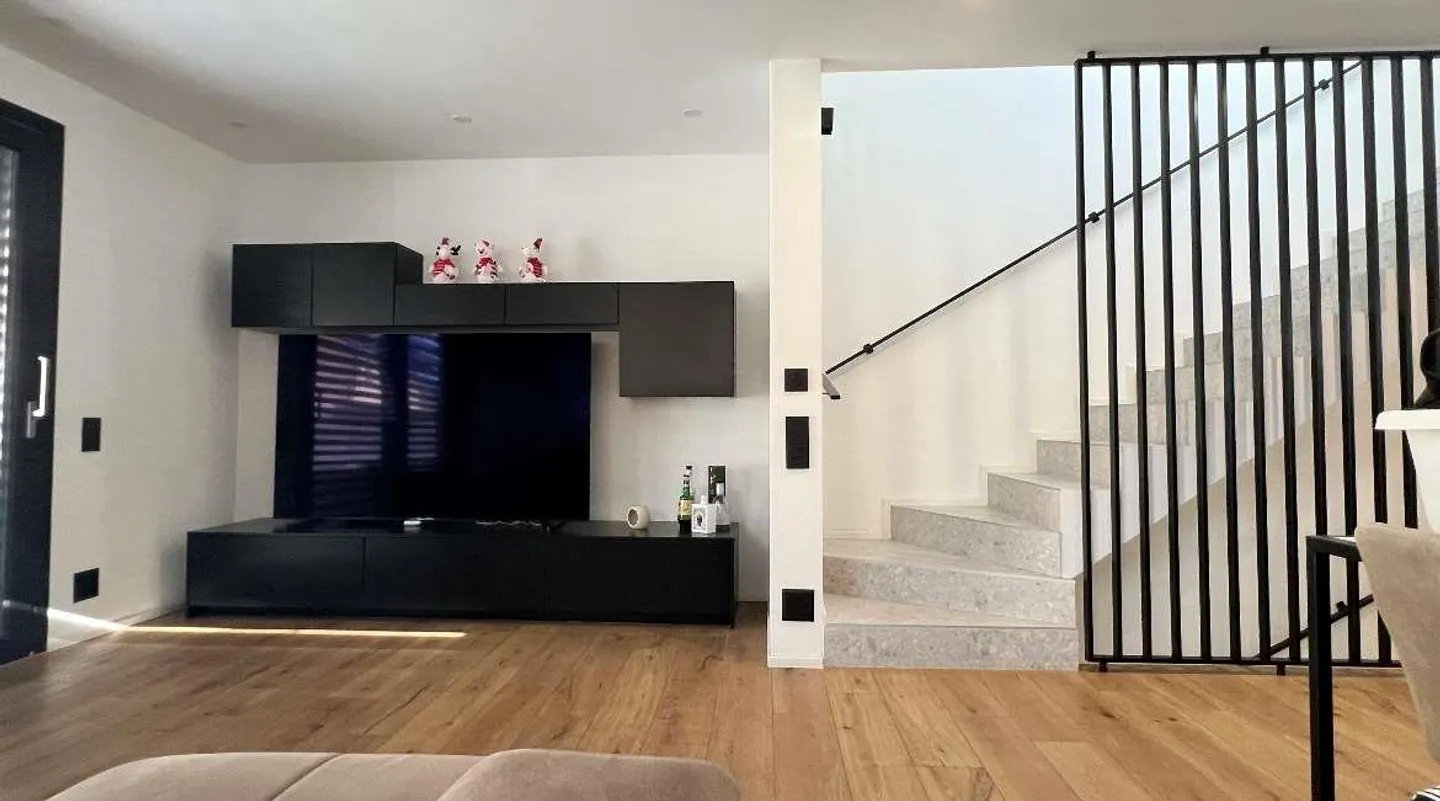 Casa Elegante di Alto Livello con Giardino e Piscina - Foto 11 di 13