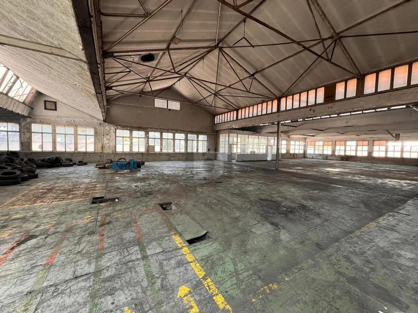 LARGE VOLUMES WAREHOUSE, STORAGE - Photo 3 of 6