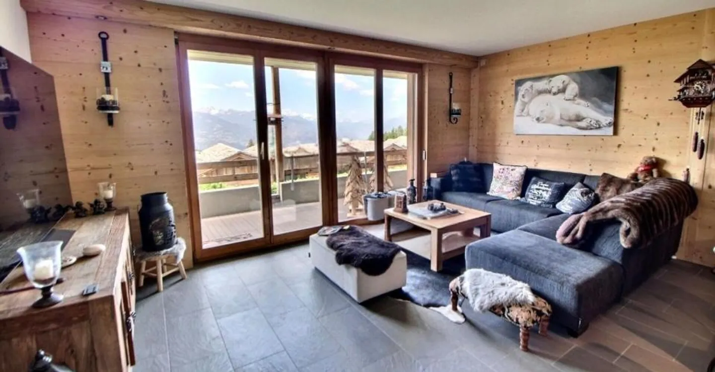 Duplex ristrutturato di 4,5 stanze di 135 m² con vista panoramica, terrazza, completamente arredato e box chiuso incluso. - Foto 3 di 12