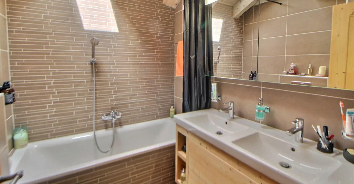 Duplex ristrutturato di 4,5 stanze di 135 m² con vista panoramica, terrazza, completamente arredato e box chiuso incluso. - Foto 11 di 12