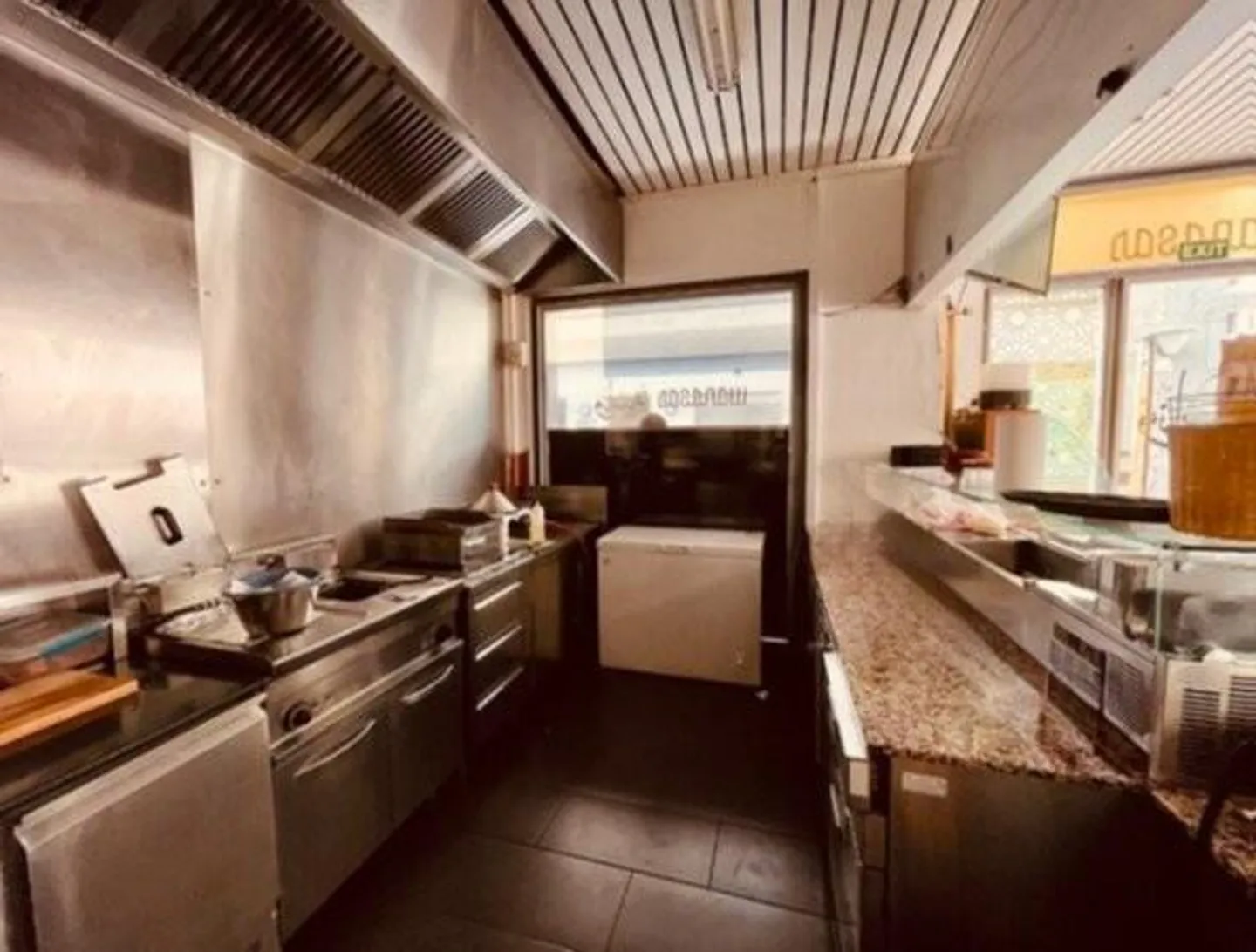 Spazio commerciale attrezzato come ristorante e bar - centro città - Foto 6 di 8