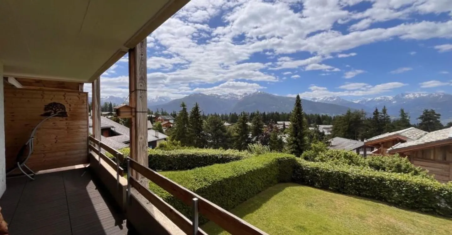 Duplex ristrutturato di 4,5 stanze di 135 m² con vista panoramica, terrazza, completamente arredato e box chiuso incluso. - Foto 7 di 12