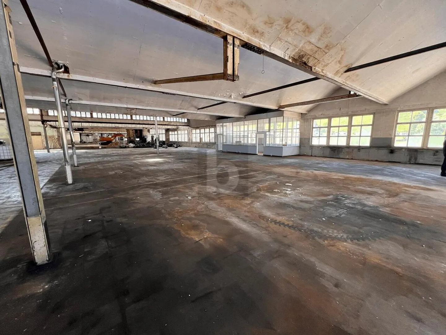 LARGE VOLUMES WAREHOUSE, STORAGE - Photo 5 of 6