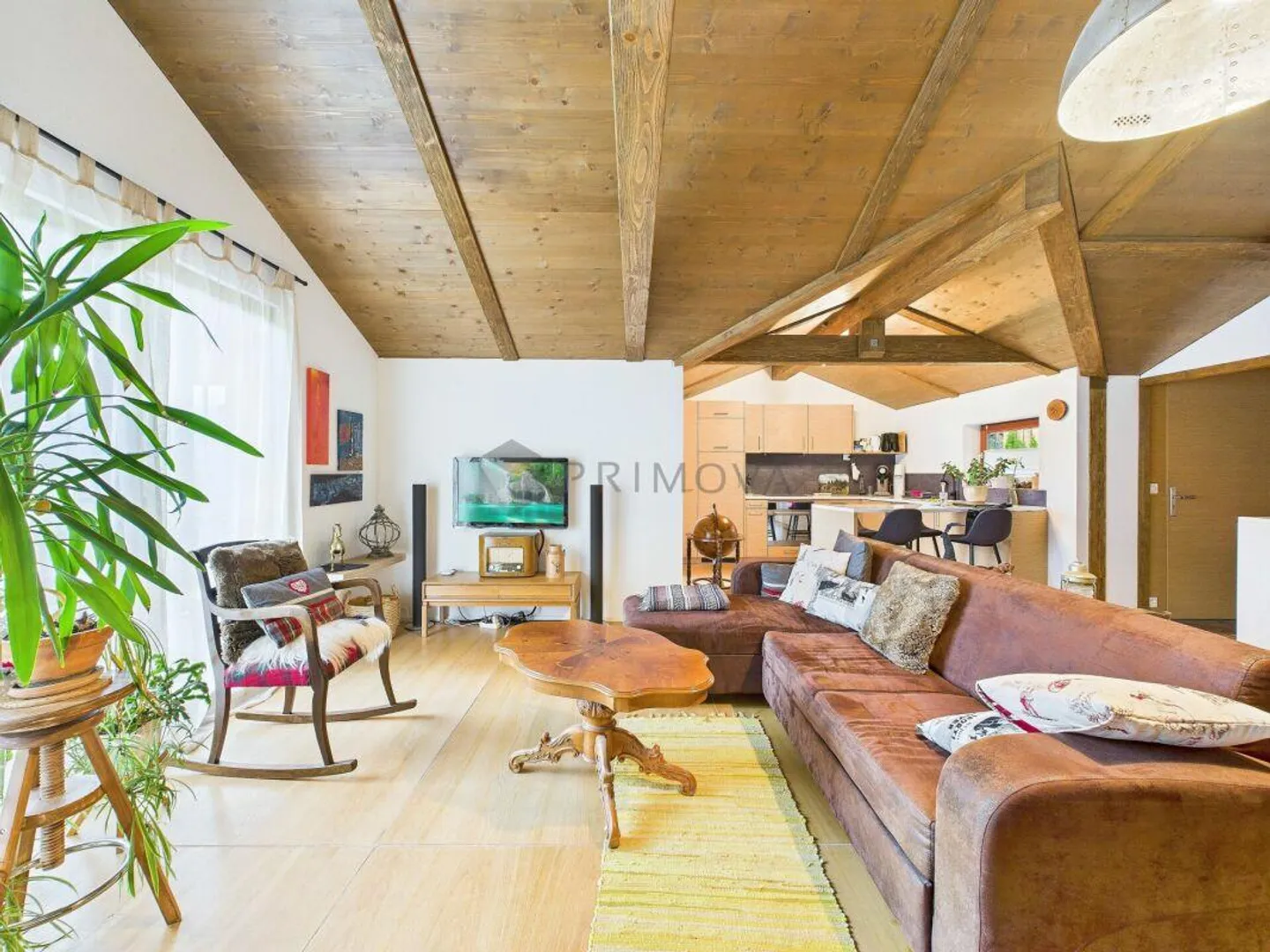 Stylish chalet with panoramic views - Photo 2 of 9