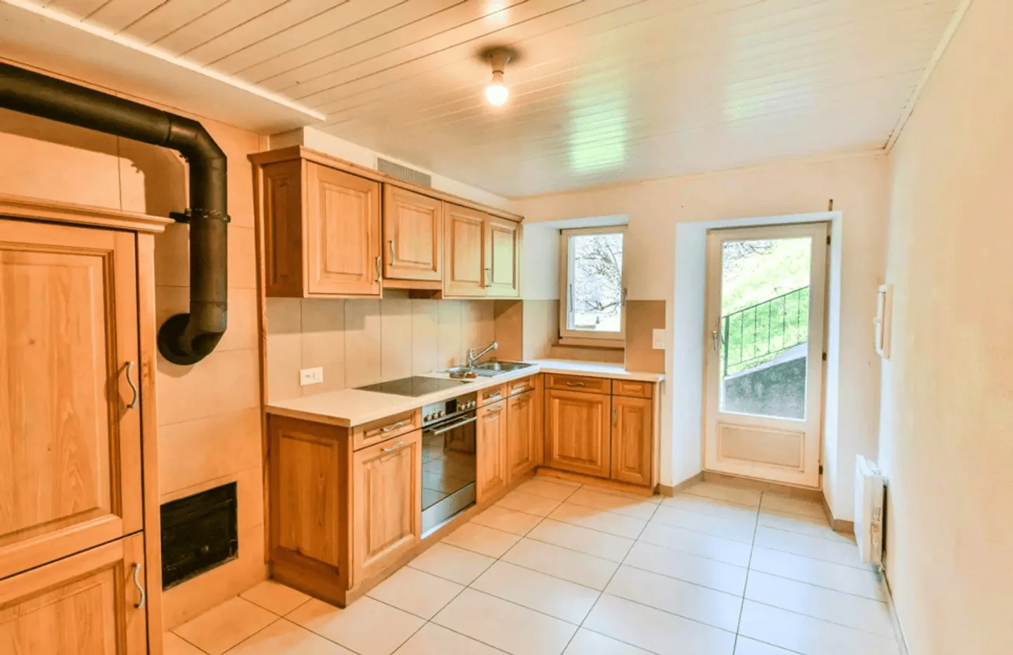 House with 2 apartments in Vens (Bagnes) with additional building land - Photo 6 of 8