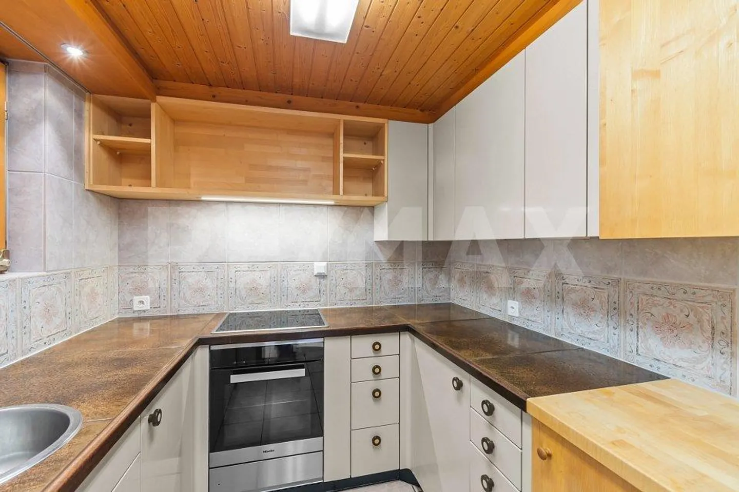 Single-family house with plenty of privacy - Photo 9 of 13