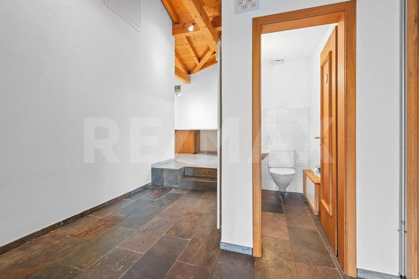 Single-family house with plenty of privacy - Photo 11 of 13