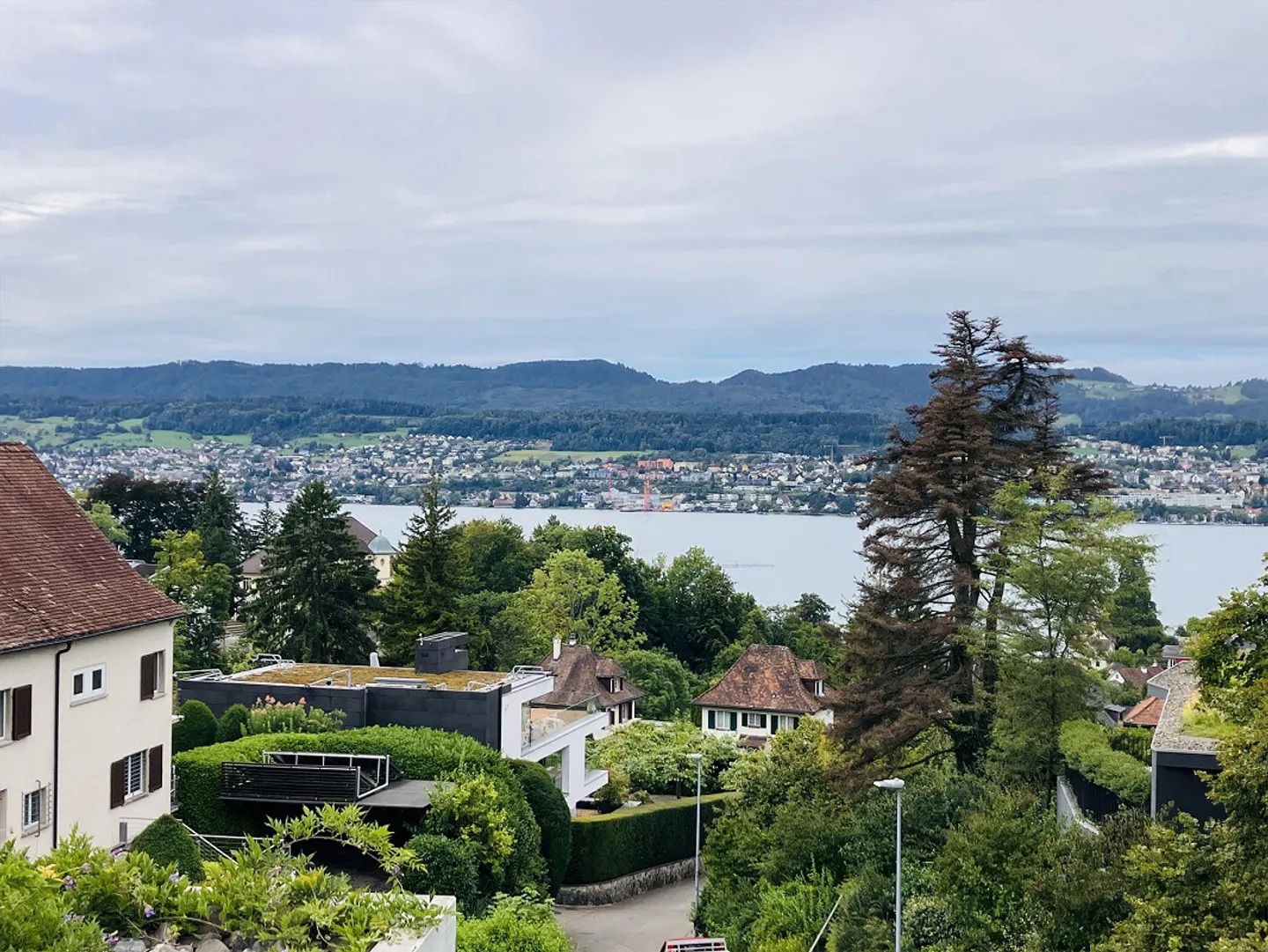La tua casa con vista sul lago di Zurigo – Vivere con vista e potenziale - Foto 1 di 5