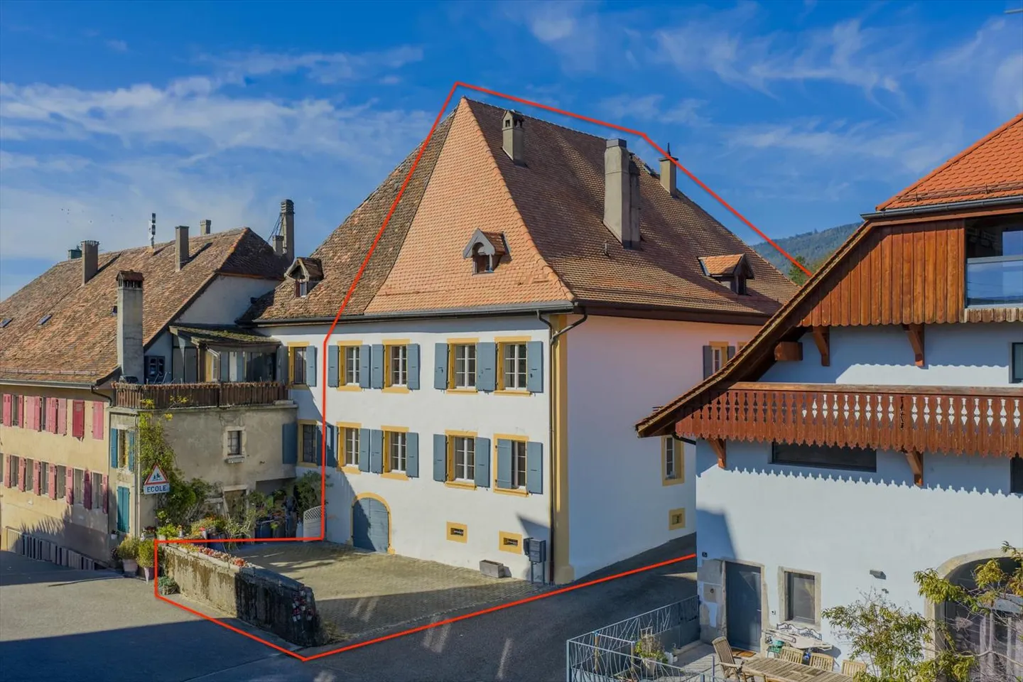 Casa di villaggio con 2 appartamenti di 3,5 e 6,5 stanze. Grande giardino. A Rances. - Foto 1 di 13