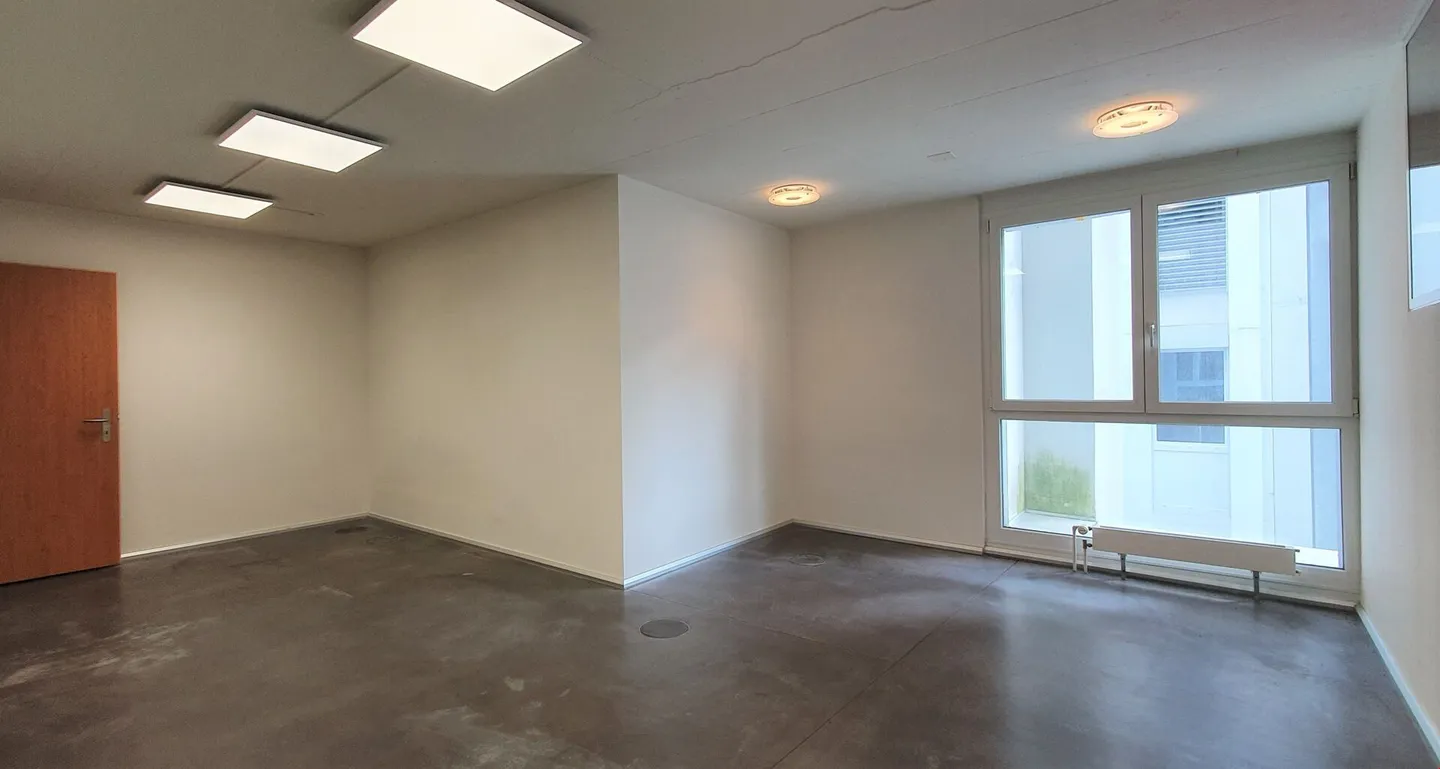 Voll ausgebaute Gewerbefläche mit robustem Bodenbelag und Unterteilung - Foto 7 von 11