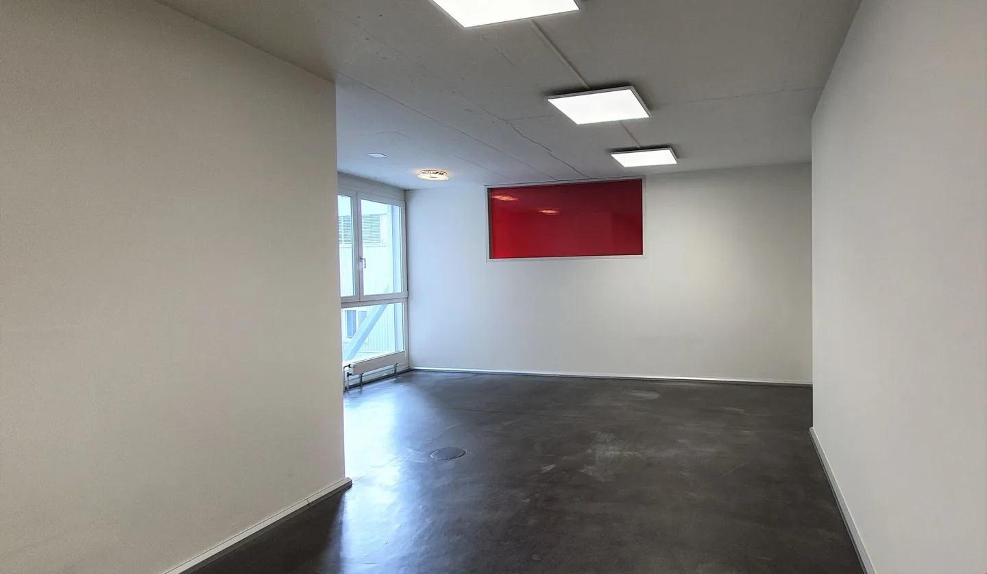 Voll ausgebaute Gewerbefläche mit robustem Bodenbelag und Unterteilung - Foto 6 von 11