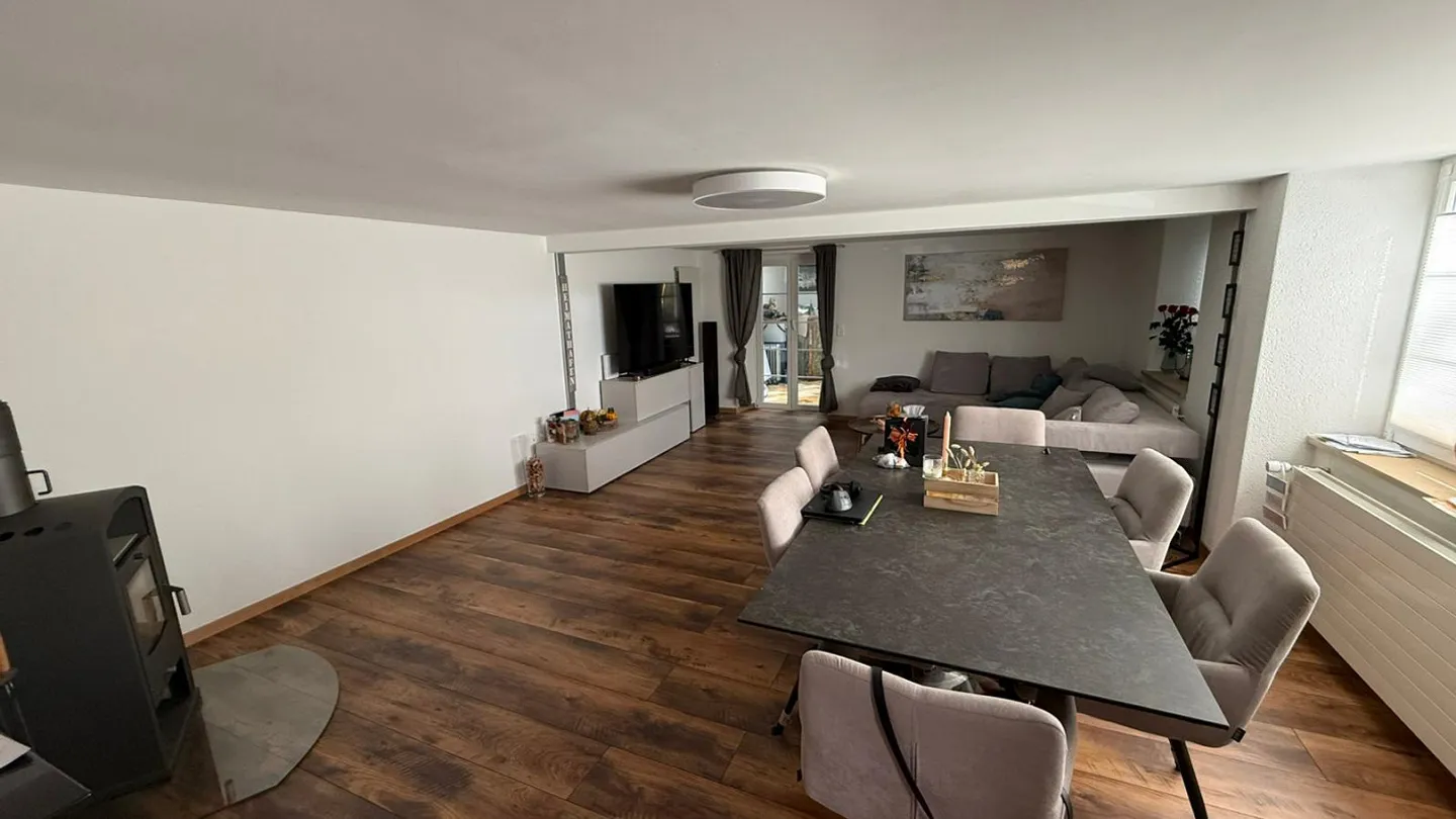 ✨ Wohnen mit Charme – 3.5-Zimmer-Maisonette mit Wintergarten, Terrasse & Traumküche in Lostorf 🌿 - Foto 2 von 11