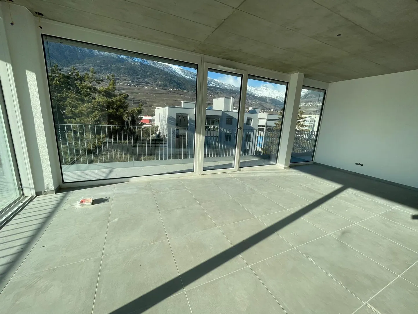 Spazioso attico nuovo con grande balcone - Foto 4 di 15