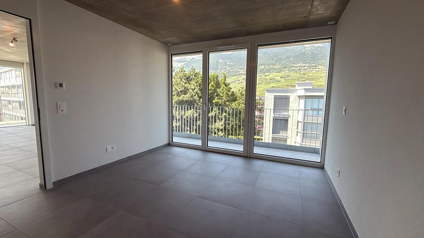 Spazioso attico nuovo con grande balcone - Foto 5 di 15