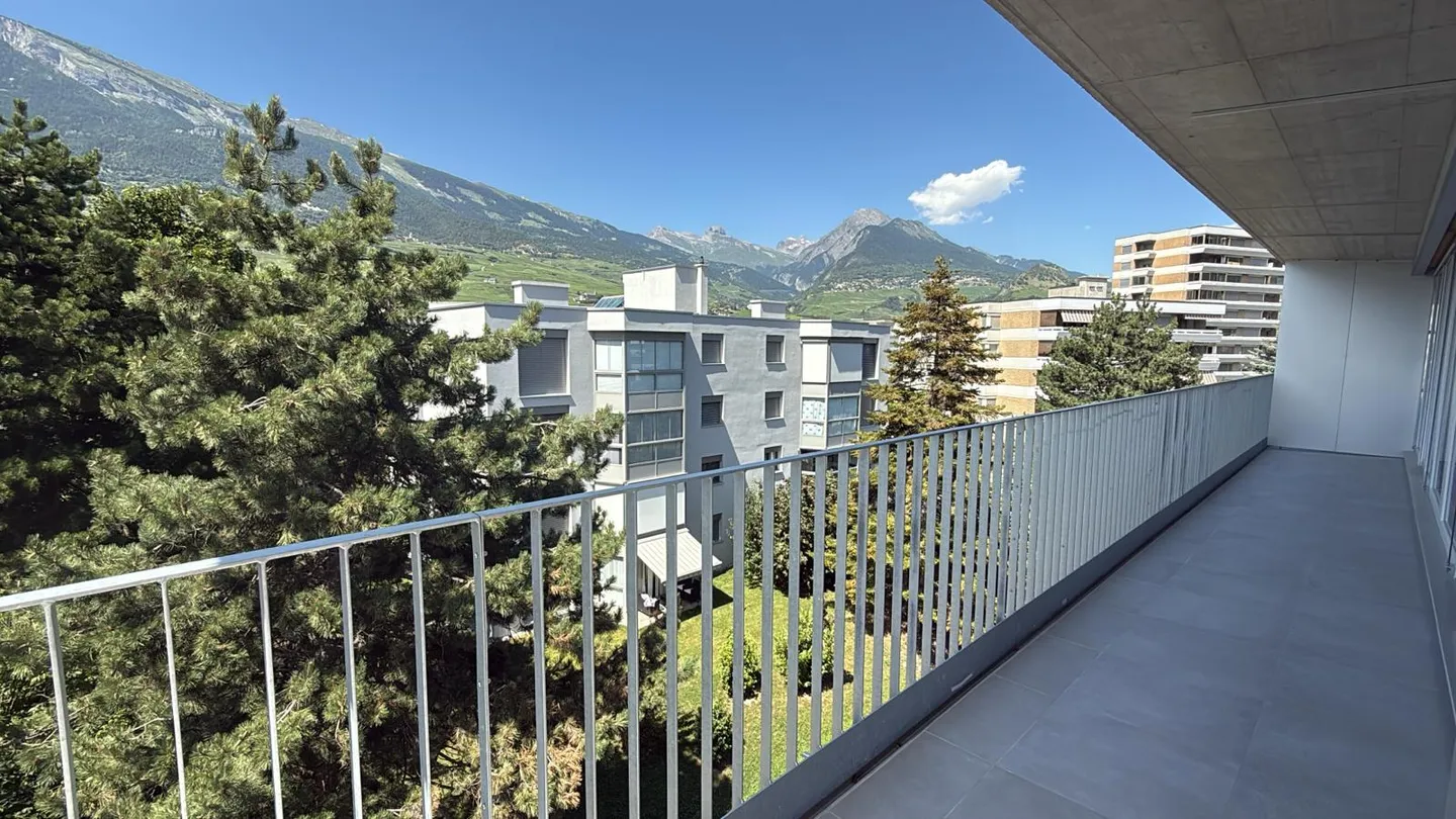 Spazioso attico nuovo con grande balcone - Foto 8 di 15