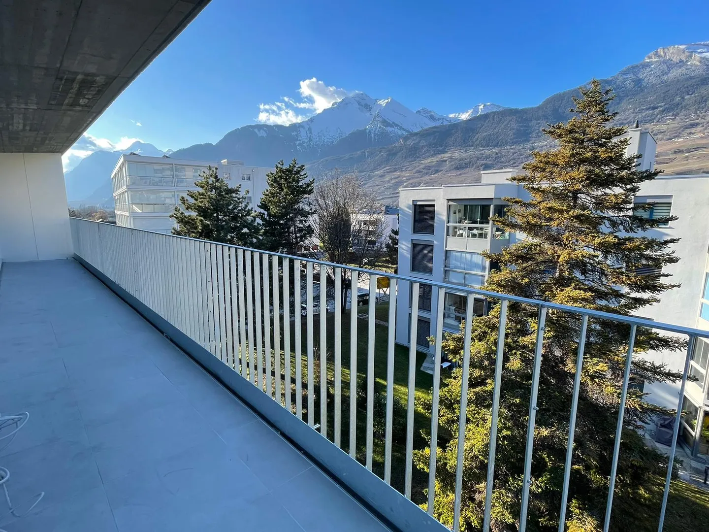 Spazioso attico nuovo con grande balcone - Foto 10 di 15