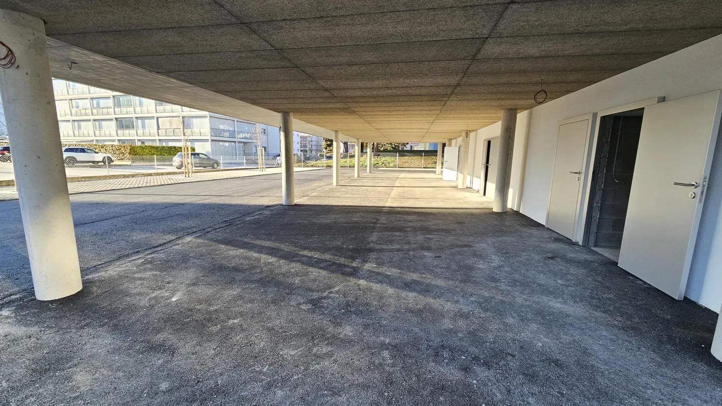 Spazioso attico nuovo con grande balcone - Foto 13 di 15
