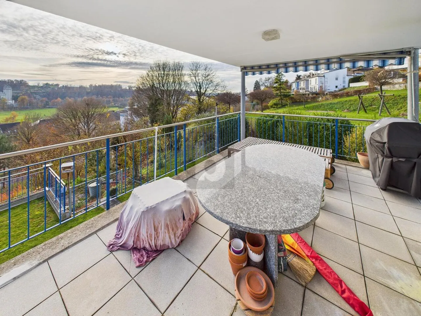 Grosszügige Wohnung mit Aussicht - Foto 1 von 6